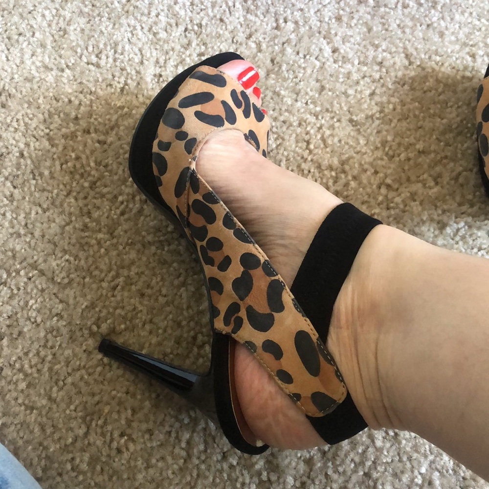 NWB Carlos Santana Cosette Leopard/Black Stiletto Heels 8M - Picture 10 of 15